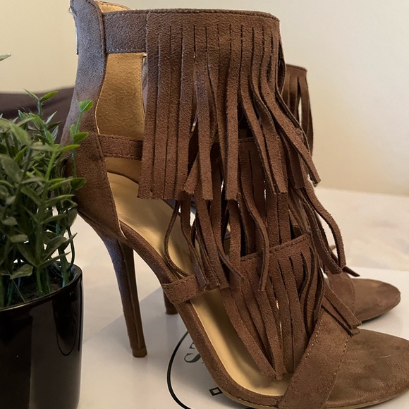 🦋🔥Super cute fringe heels 🦋🔥 - Picture 2 of 4